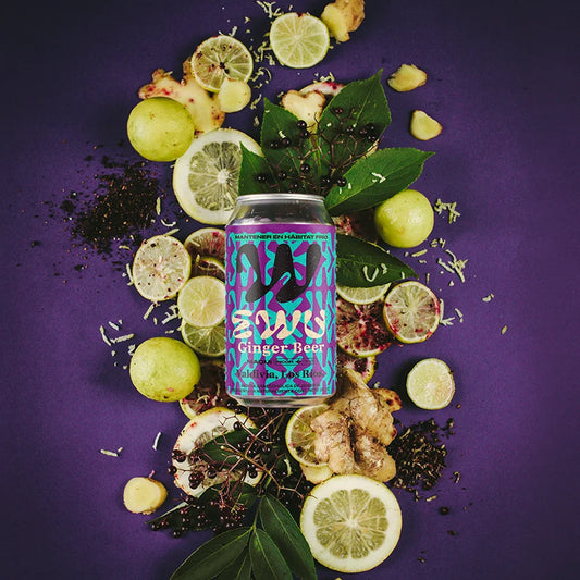 Lata de EWU Ginger Beer Maqui rodeada de maqui, limones y jengibre fresco