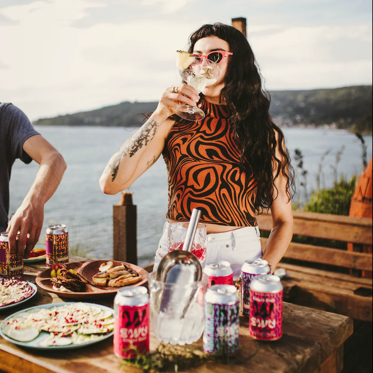 Pack EWU Ginger Beer 24MIX servido en una mesa junto al mar