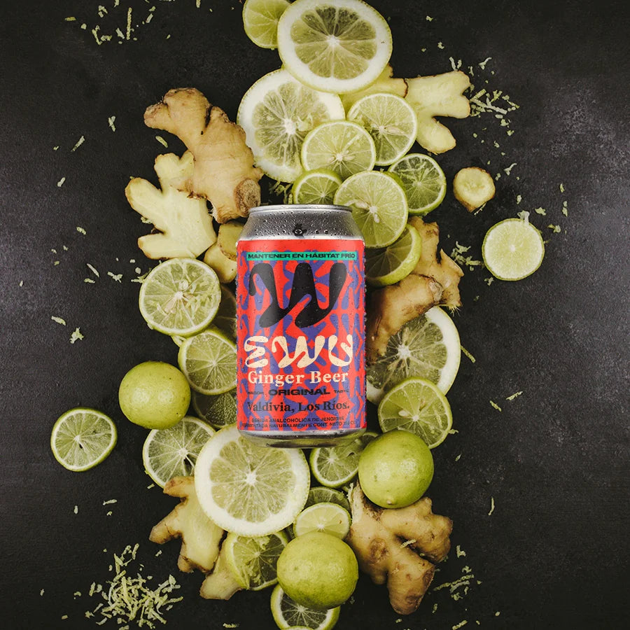 Lata de EWU Ginger Beer Original rodeada de limones y jengibre fresco