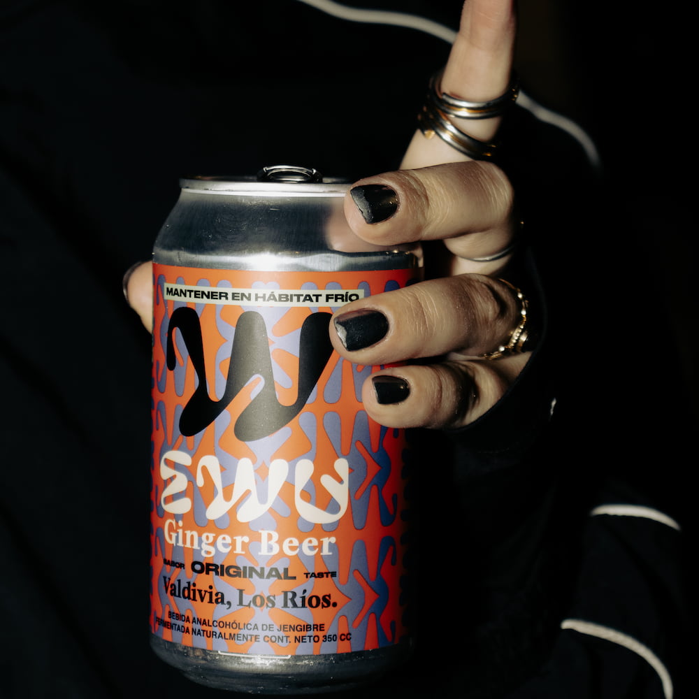 Mano sosteniendo una lata de EWU Ginger Beer sabor Original