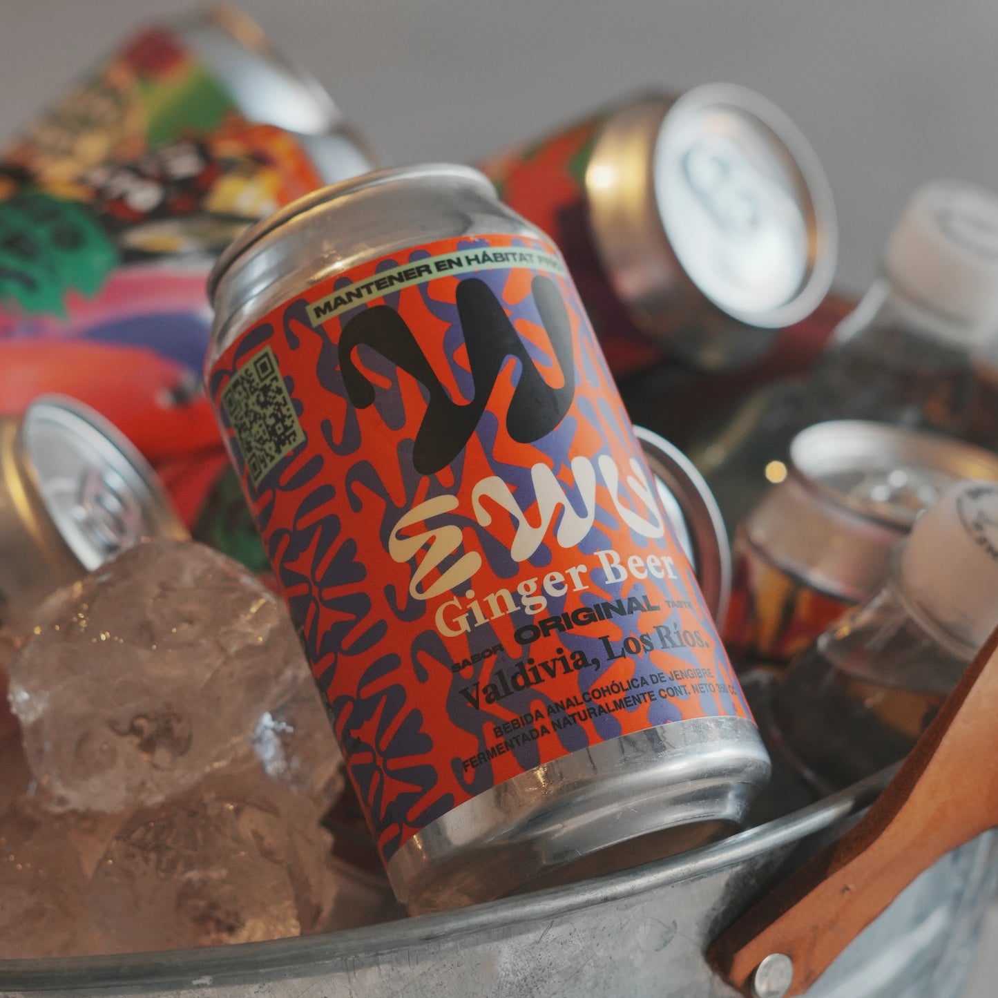 Lata de EWU Ginger Beer Original enfriándose en un balde con hielo