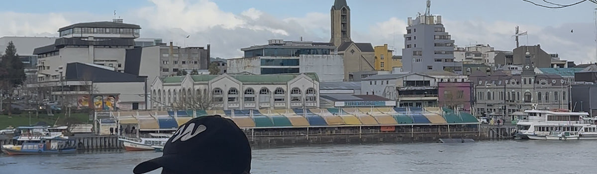 Costanera de Valdivia junto al río, con una persona usando un jockey EWU